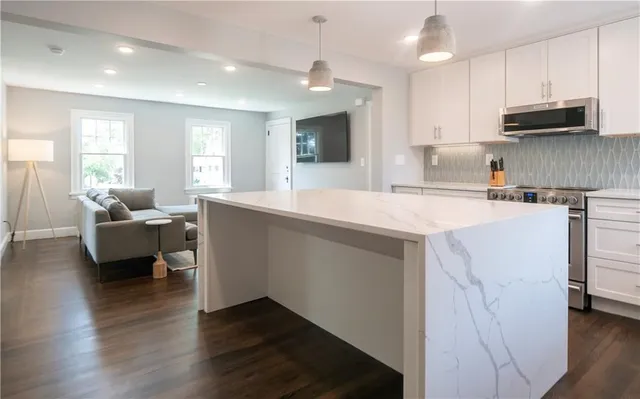 $3,450 | 118 Ruggles Avenue, Unit 101, Newport, RI 02840