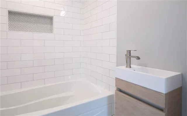 $3,450 | 118 Ruggles Avenue, Unit 101, Newport, RI 02840