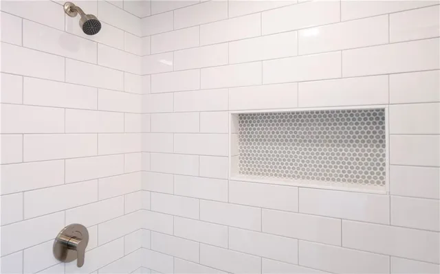 $3,450 | 118 Ruggles Avenue, Unit 101, Newport, RI 02840