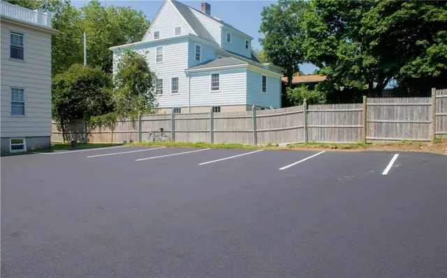 $3,450 | 118 Ruggles Avenue, Unit 101, Newport, RI 02840