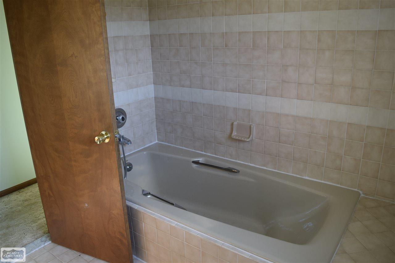 78409 Romeo Plank Road Armada, MI 48005 - Photo 28 of 32 Bath
