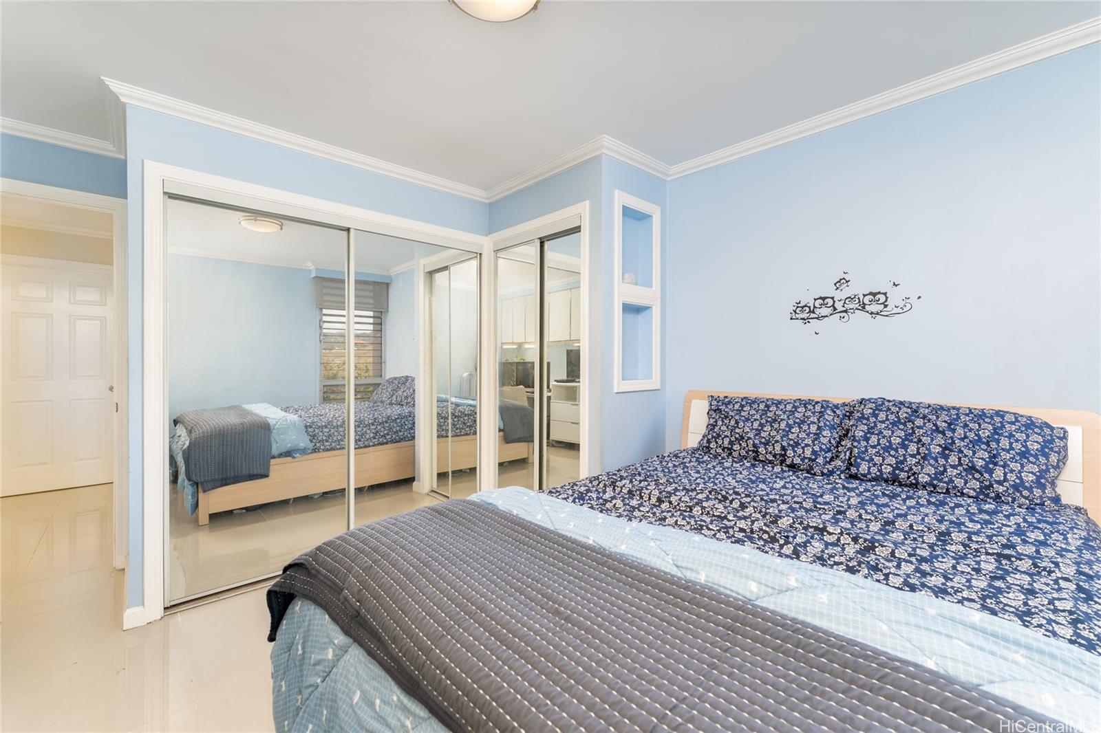 949 Ala Nanala Street, Unit 702 Honolulu, HI 96818 - Photo 11 of 23 a living room with a couch and a table