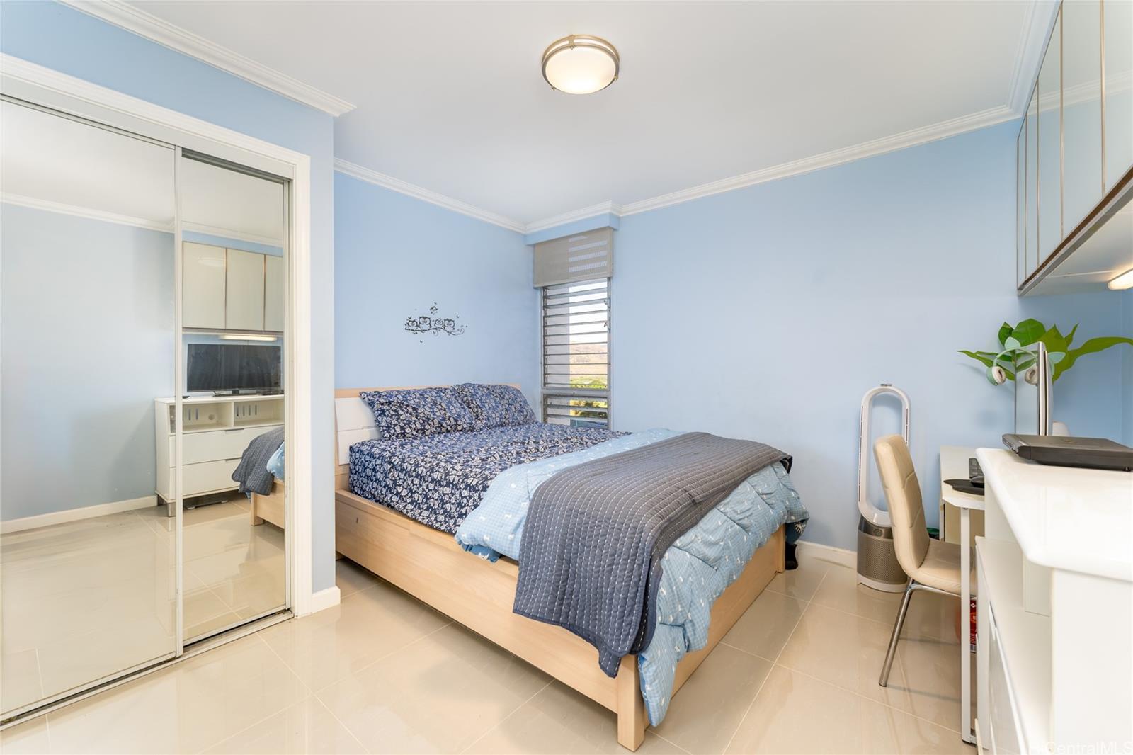 949 Ala Nanala Street, Unit 702 Honolulu, HI 96818 - Photo 9 of 23 a bed room with a bed and a potted plant