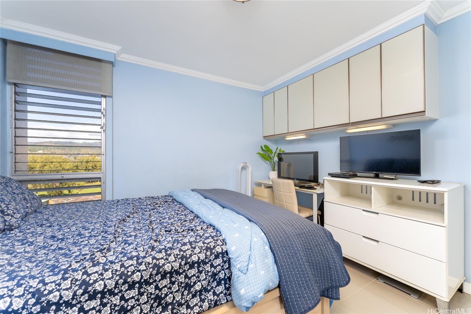 949 Ala Nanala Street, Unit 702 Honolulu, HI 96818 - Photo 10 of 23 a bedroom with a bed and a television