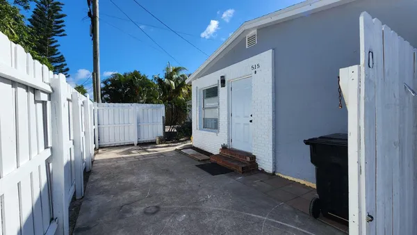 $2,300 | 515 10th Avenue North, Unit REAR, Lake Worth Beach, FL 33460