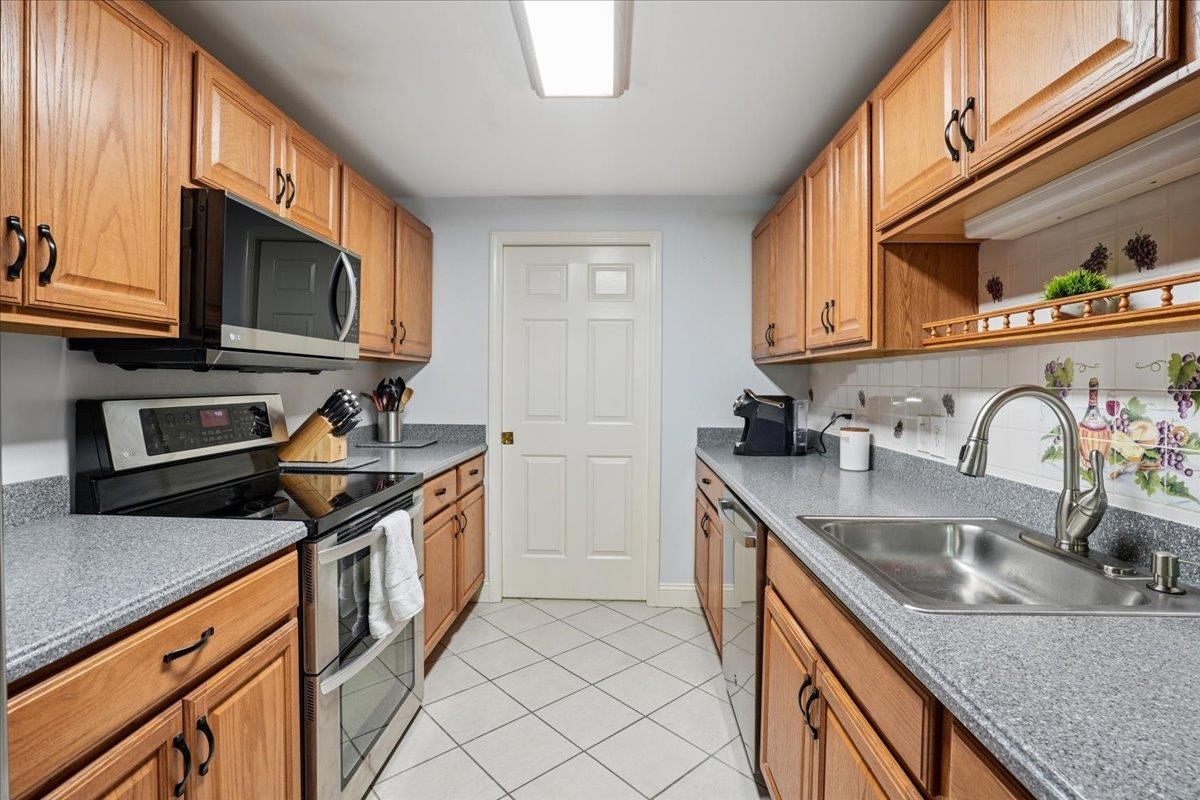 4 Crestview Circle, Unit 108 Londonderry, NH 03053 - Photo 3 of 37