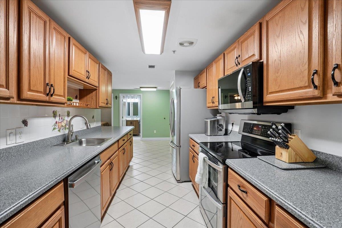 4 Crestview Circle, Unit 108 Londonderry, NH 03053 - Photo 5 of 37