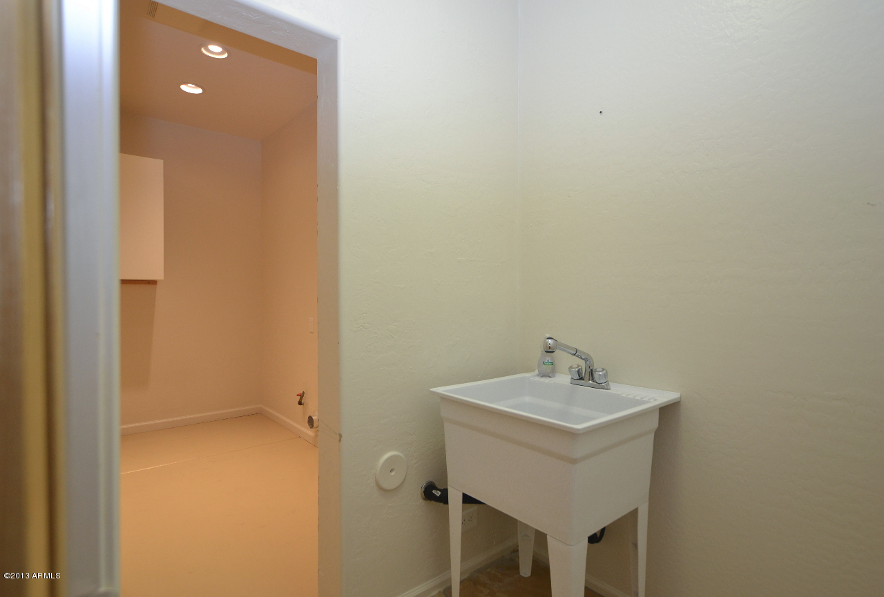 5058 East Sleepy Ranch Road Cave Creek, AZ 85331 - Photo 32 of 41 laundry room tub