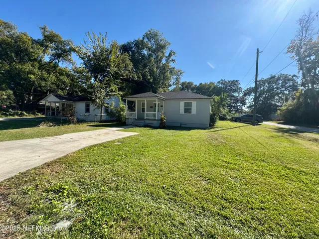 a view of a house with a yard