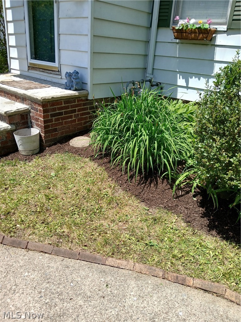 4313 Prasse Road South Euclid, OH 44121 - Photo 27 of 29 Flowerbeds in front