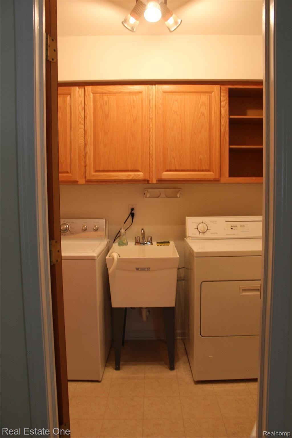 3943 Fieldview Road Lake Orion, MI 48360 - Photo 8 of 22 !st Floor Laundry.JPG