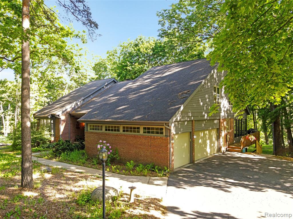 2323 Addaleen Road Highland, MI 48357 - Photo 18 of 70