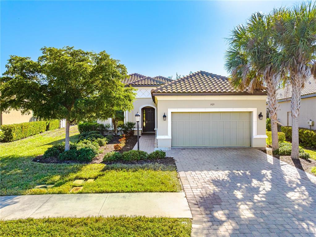 a view of a house with backyard and garden