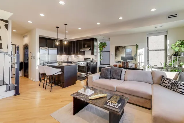 $4,100 | 2869 West Palmer Street, Unit 5, Chicago, IL 60647