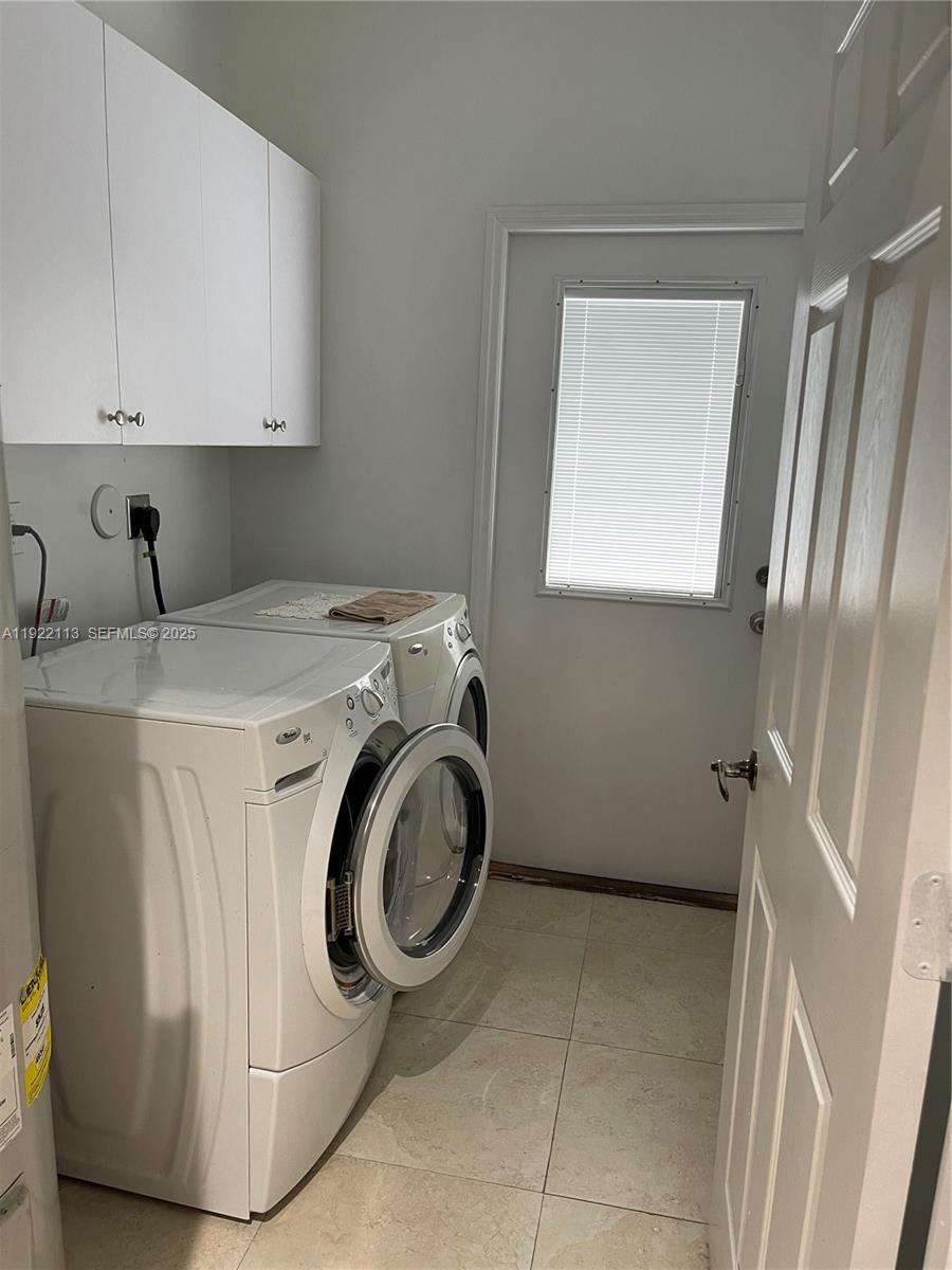 425 Northwest 135th Street North Miami, FL 33168 - Photo 11 of 12 a utility room with dryer and washer