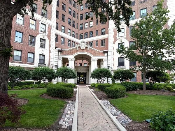 $129,000 | 5555 South Everett Avenue, Unit A10, Chicago, IL 60637