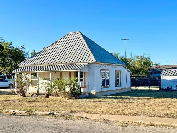 $92,000 | 301 East 10th Street, Coleman, TX 76834
