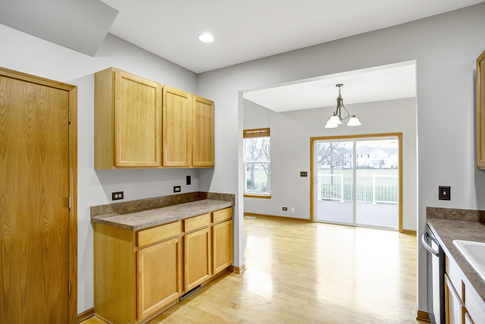902 Oak Ridge Boulevard Elgin, IL 60120 - Photo 13 of 35 a spacious bathroom with a granite countertop sink and a bathtub
