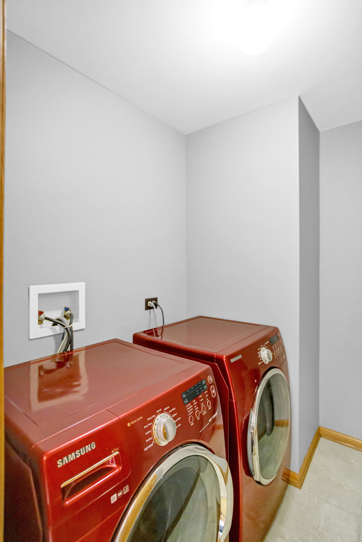 902 Oak Ridge Boulevard Elgin, IL 60120 - Photo 15 of 35 a bedroom with a bed and a sink