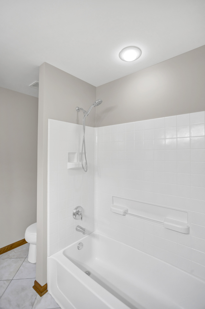 902 Oak Ridge Boulevard Elgin, IL 60120 - Photo 21 of 35 a bathroom with a bathtub and a toilet