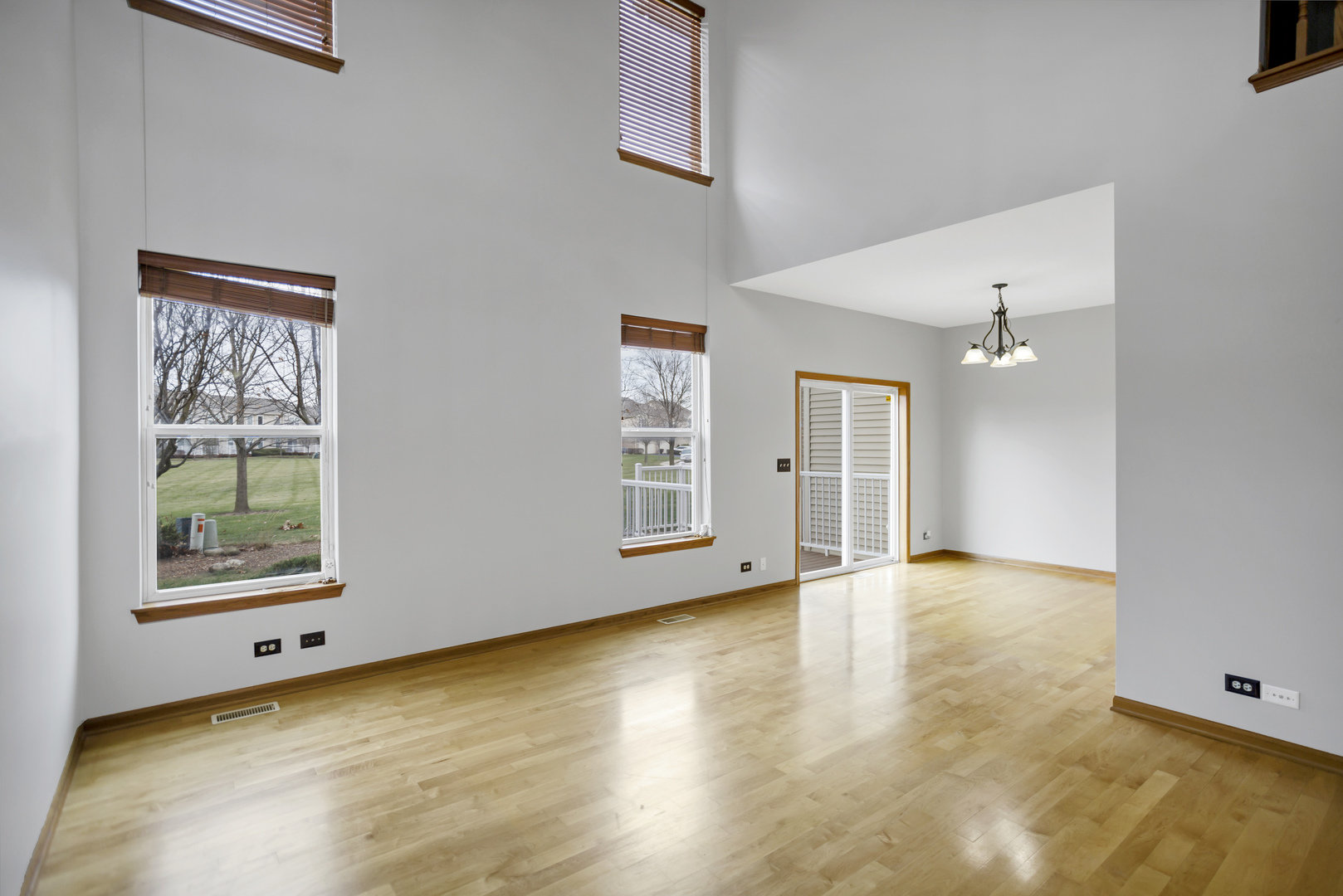 902 Oak Ridge Boulevard Elgin, IL 60120 - Photo 4 of 35 an empty room with windows and closet