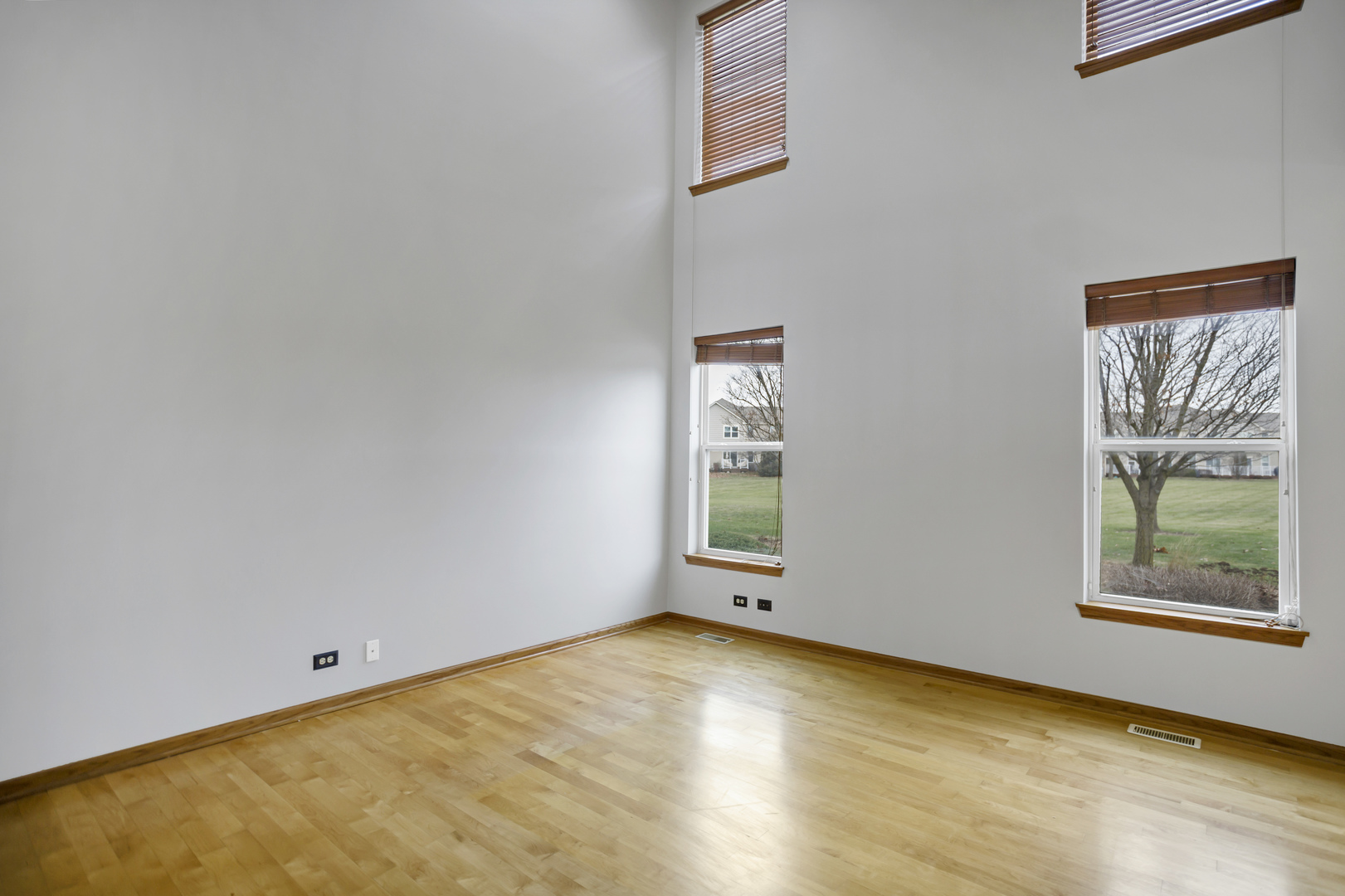 902 Oak Ridge Boulevard Elgin, IL 60120 - Photo 6 of 35 an empty room with windows