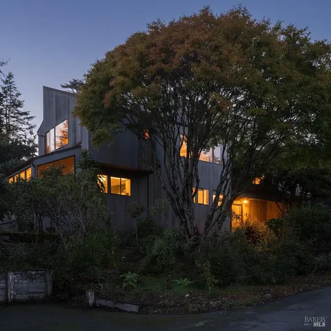 a view of a yard in front of the house