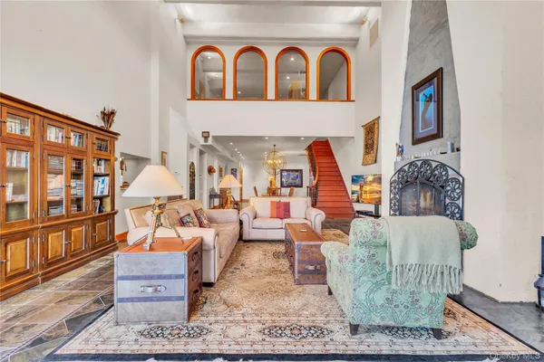 a view of a entryway with workspace