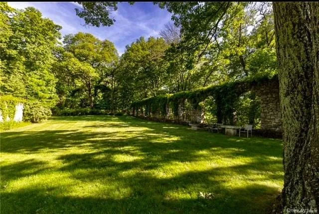a view of a backyard with fountain