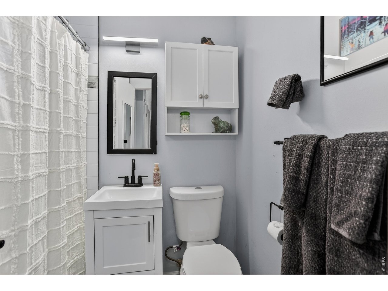 265 South 39th Street Boulder, CO 80305 - Photo 17 of 34 a bathroom with a toilet sink and mirror