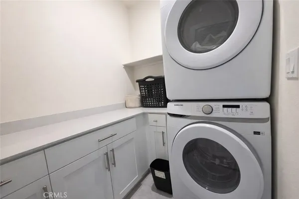 a close up view of a washer and dryer