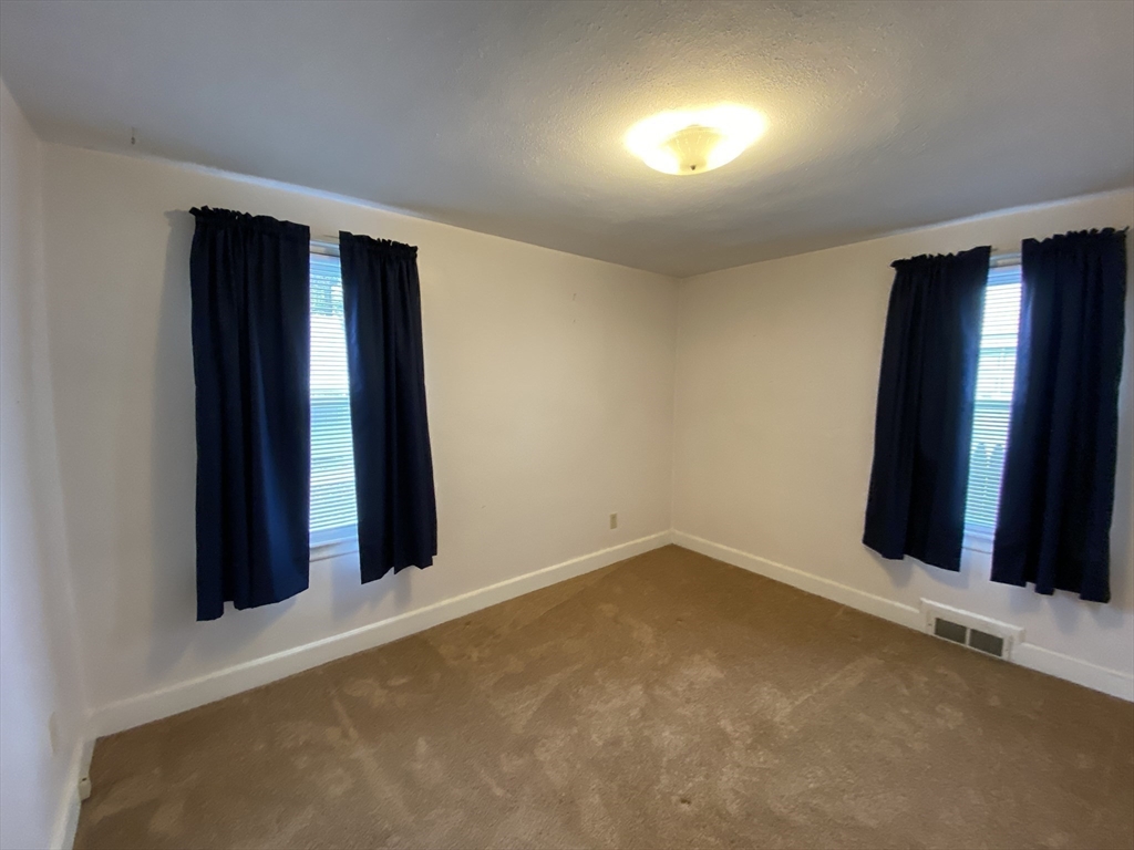 152 Carroll Street Springfield, MA 01108 - Photo 16 of 28