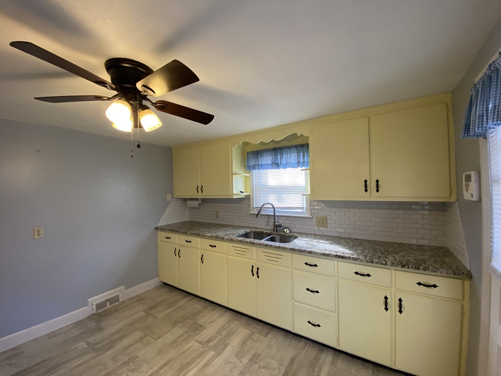152 Carroll Street Springfield, MA 01108 - Photo 4 of 28