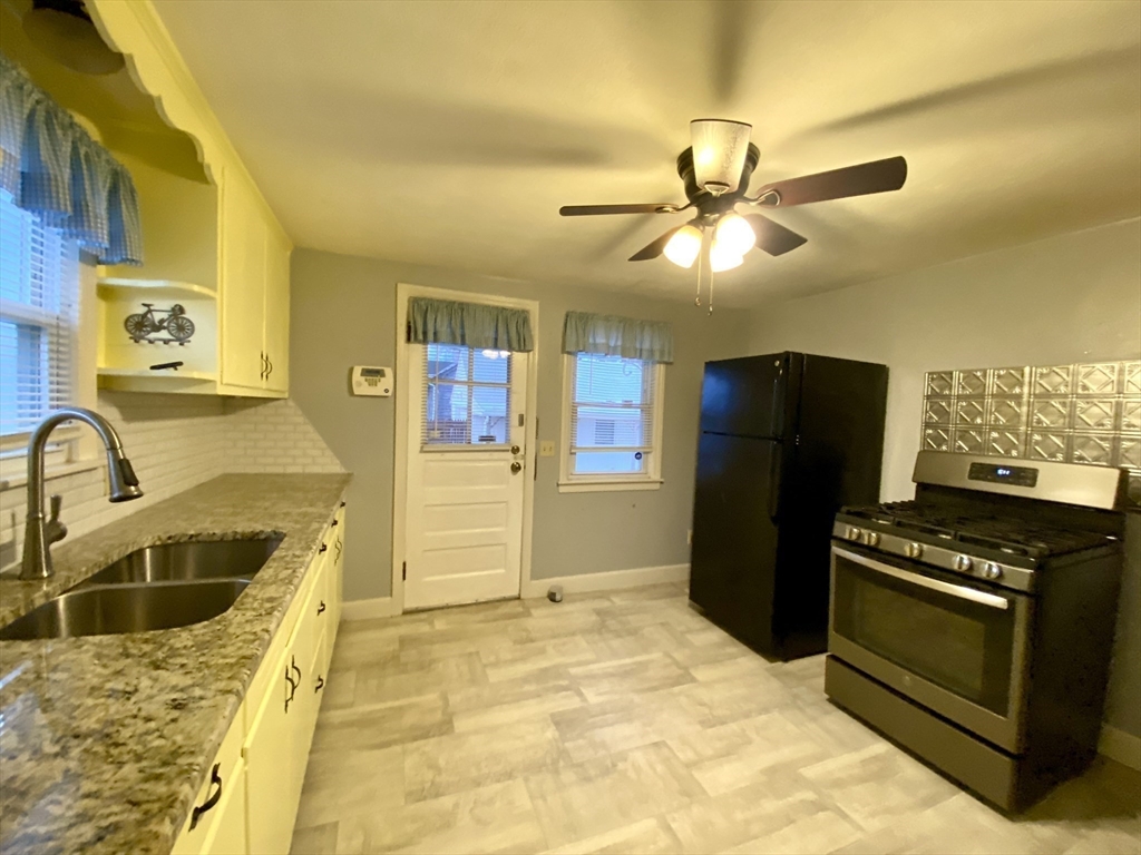152 Carroll Street Springfield, MA 01108 - Photo 5 of 28