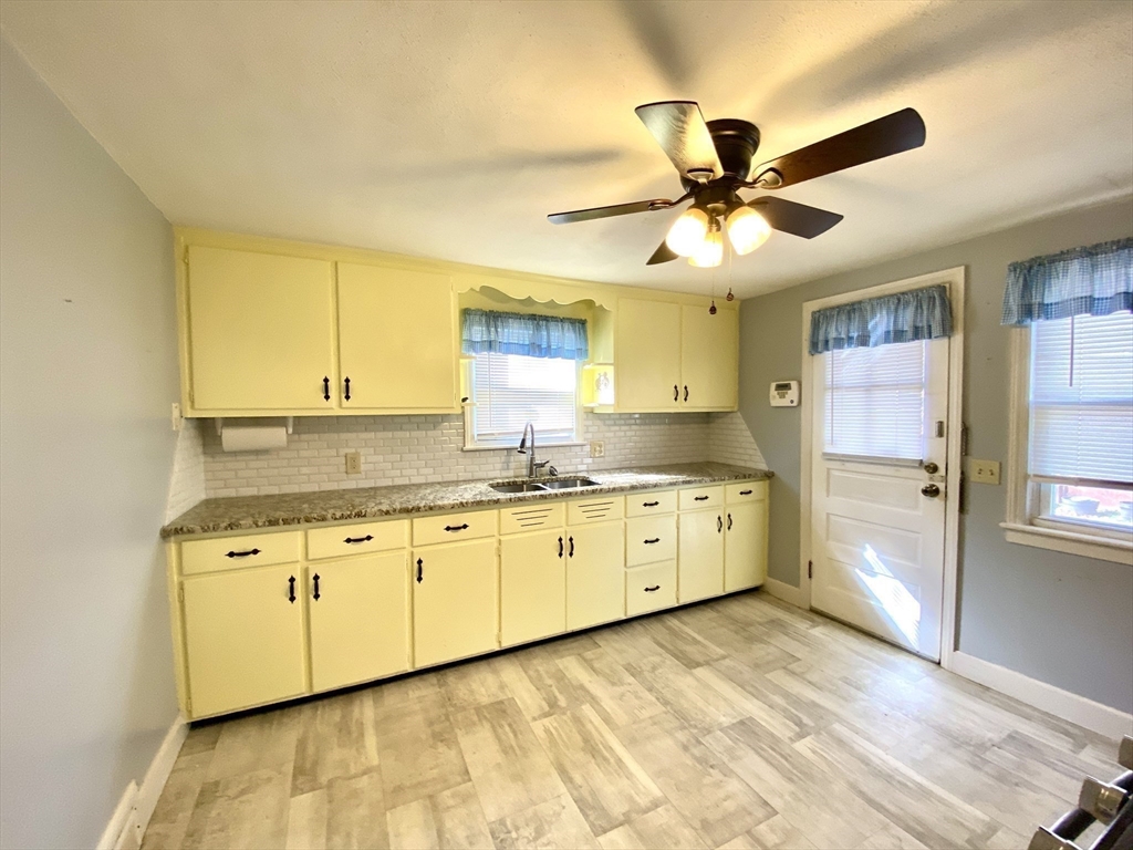 152 Carroll Street Springfield, MA 01108 - Photo 6 of 28