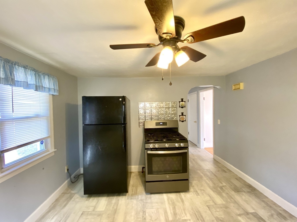 152 Carroll Street Springfield, MA 01108 - Photo 7 of 28
