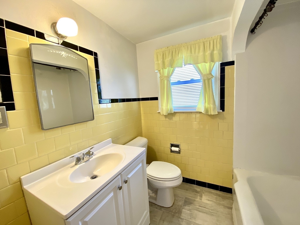 152 Carroll Street Springfield, MA 01108 - Photo 8 of 28