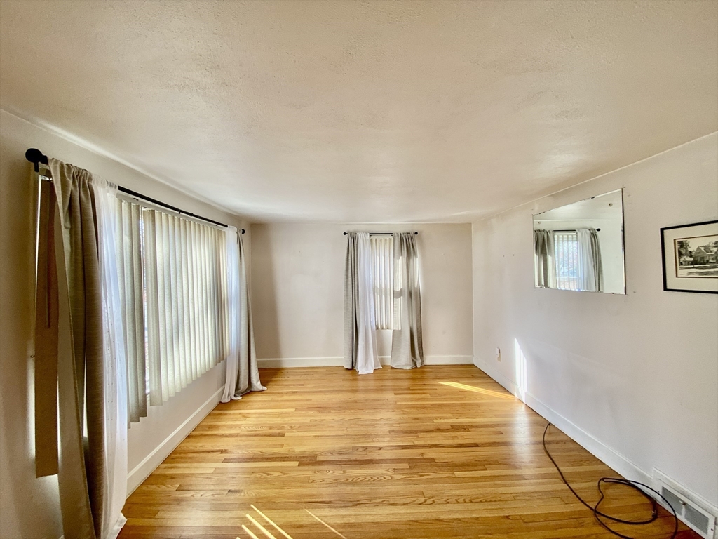 152 Carroll Street Springfield, MA 01108 - Photo 9 of 28