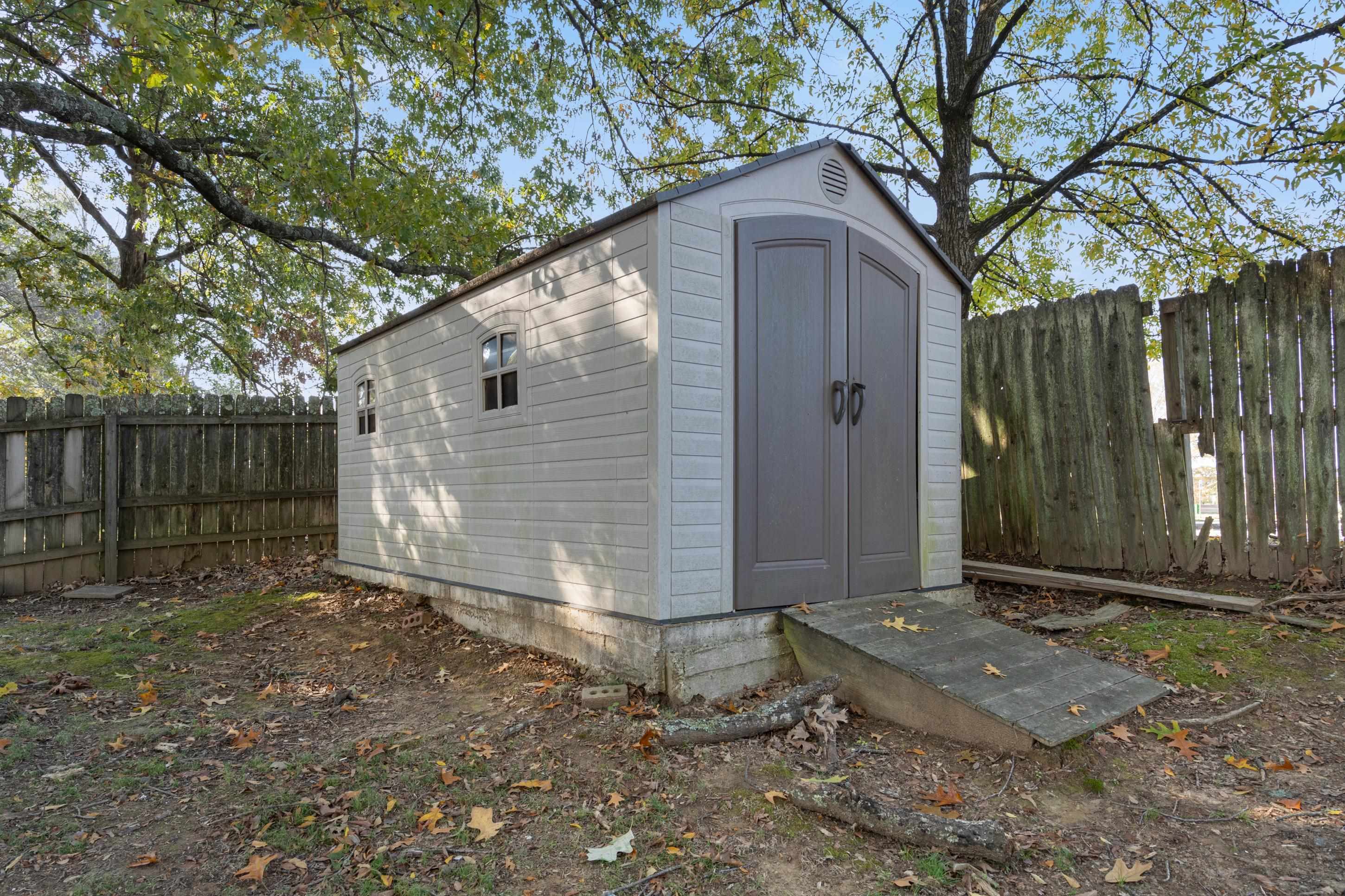 301 Dove Valley Road Collierville, TN 38017 - Photo 25 of 32 a backyard of a house