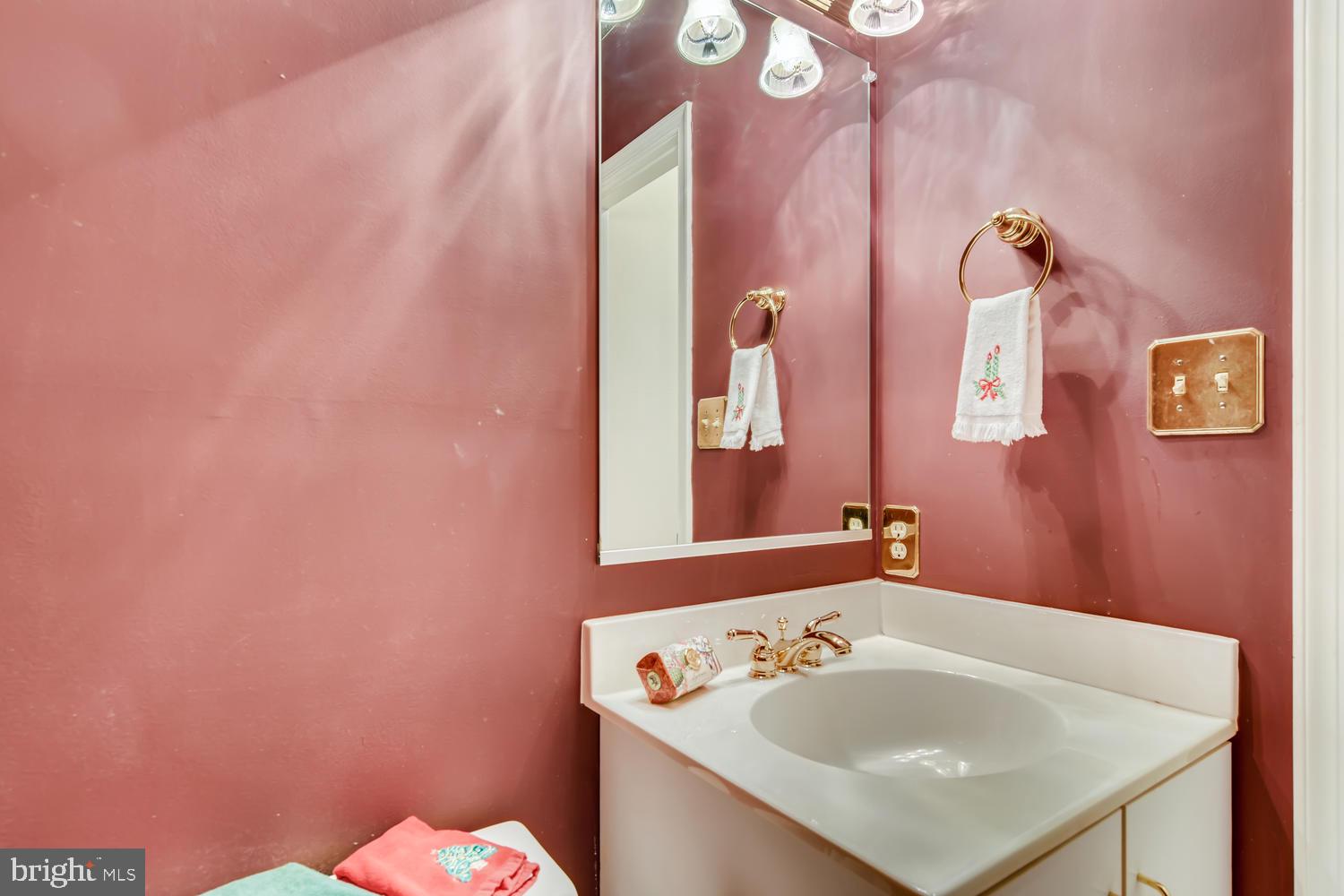 512 Kinsale Road Lutherville-Timonium, MD 21093 - Photo 11 of 37 Powder room on main level