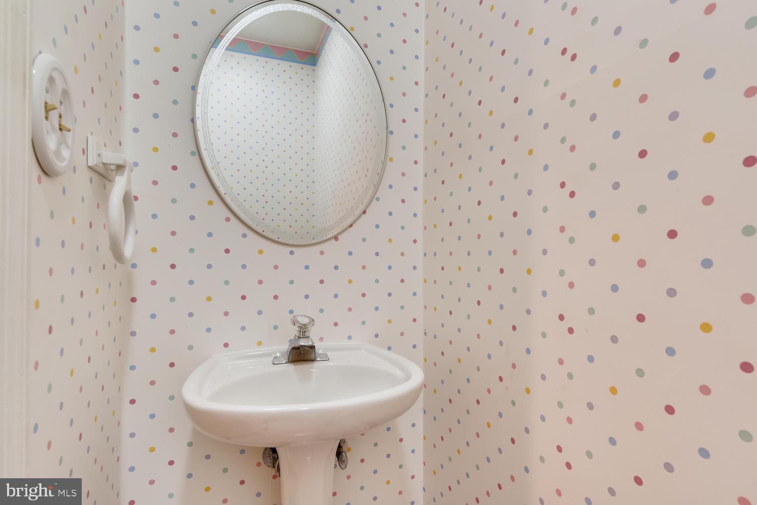 512 Kinsale Road Lutherville-Timonium, MD 21093 - Photo 26 of 37 Lower level powder room