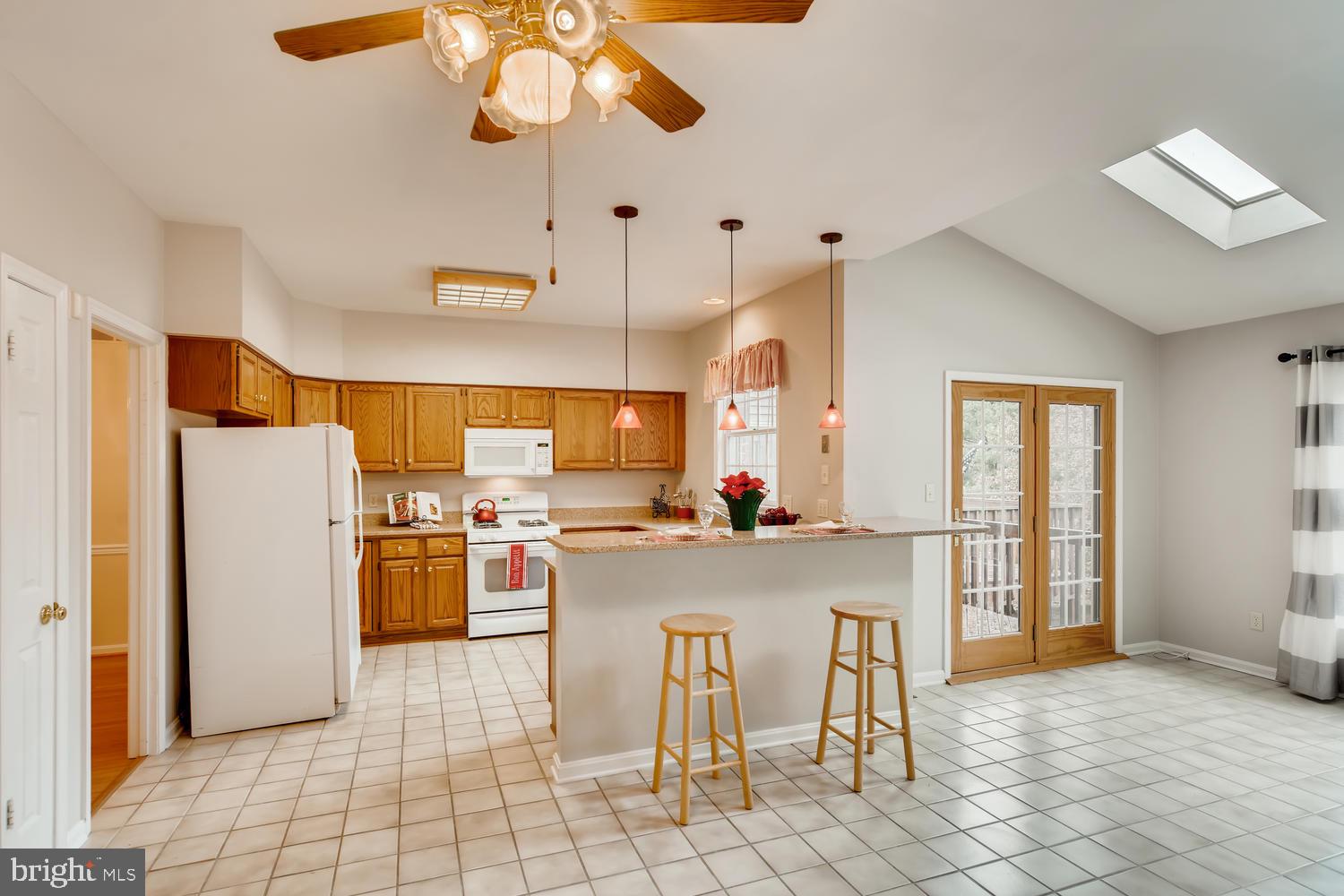 512 Kinsale Road Lutherville-Timonium, MD 21093 - Photo 5 of 37 Kitchen with peninsula and dining area