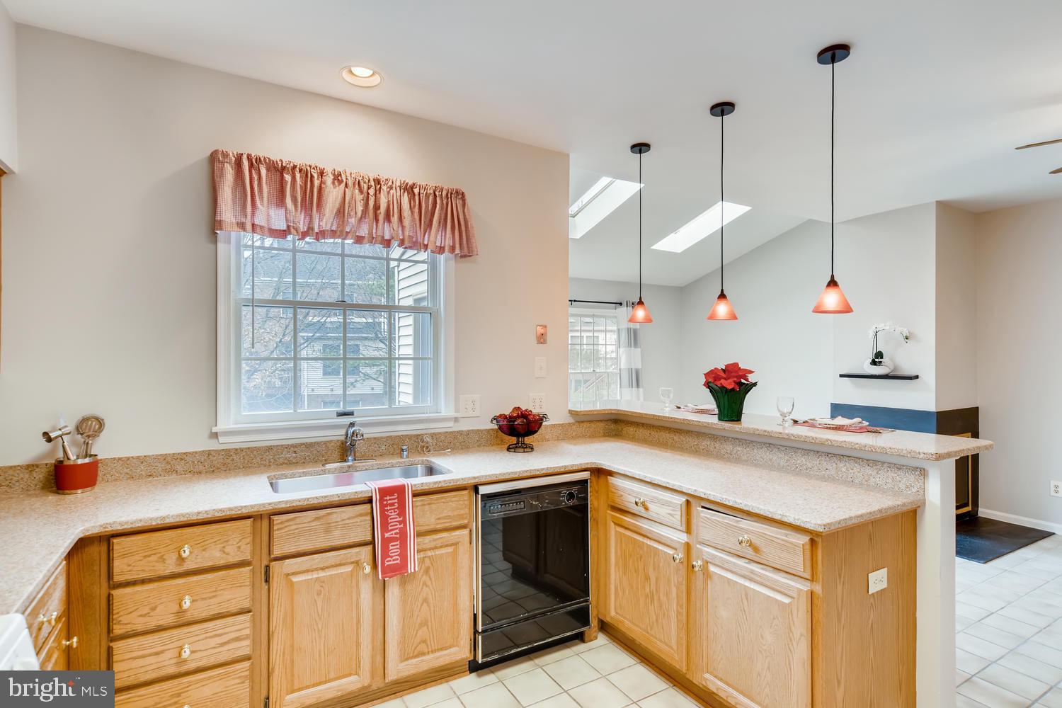 512 Kinsale Road Lutherville-Timonium, MD 21093 - Photo 6 of 37 Kitchen with silestone counters