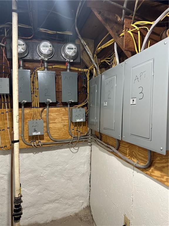 924 Island Avenue McKees Rocks, PA 15136 - Photo 8 of 29 a room with gym equipment