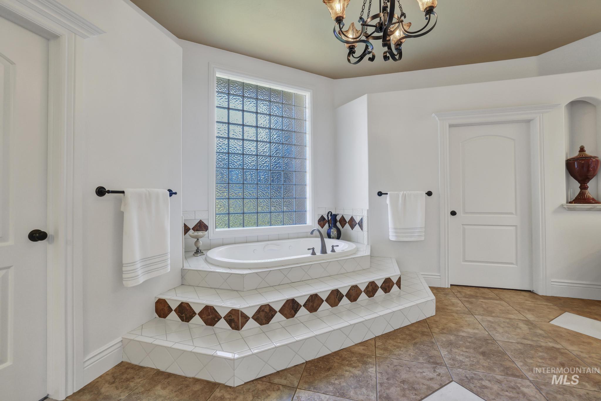 1301 Kanaka Rapids Road Buhl, ID 83316 - Photo 22 of 50 Soaking tub with tiled surround and steps