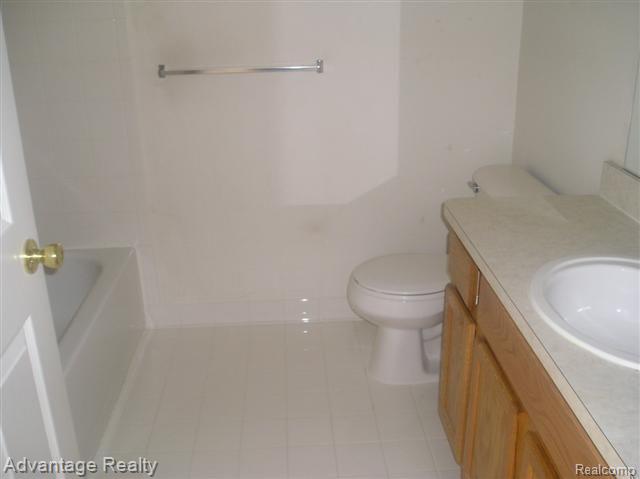 45960 Rhodes Drive, Unit 342 Macomb, MI 48044 - Photo 9 of 10 bathroom 2