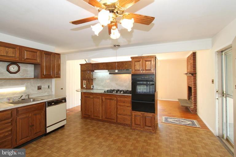 604 Harrington Road Rockville, MD 20852 - Photo 11 of 30 Dining Area