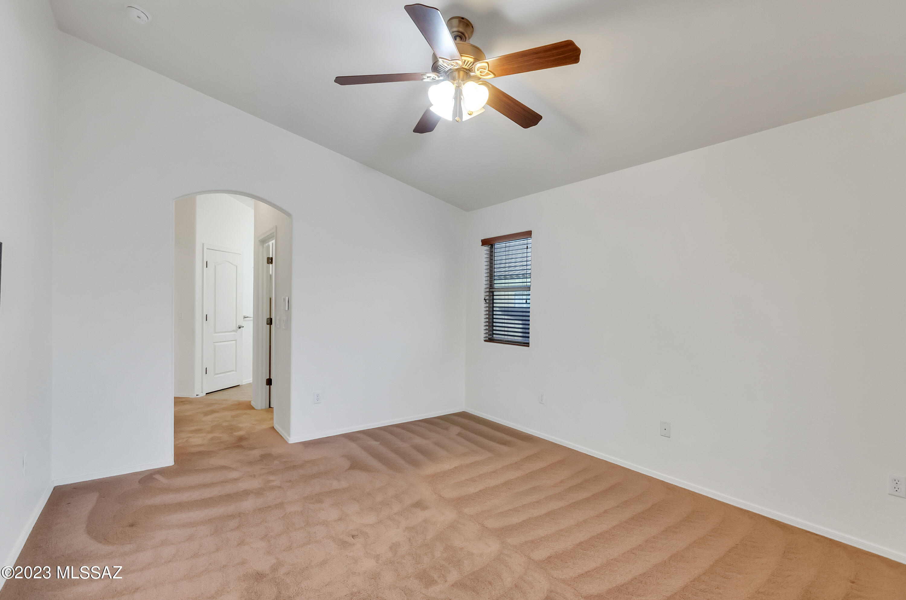 521 South Stone Bench Road Vail, AZ 85641 - Photo 18 of 36 OWNERS SUITE TOWARD ENSUITE BATH