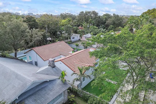 a view of an house with backyard and entertaining space