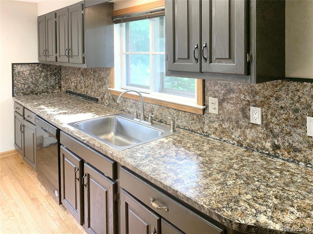 2880 Ridge Road White Lake, MI 48383 - Photo 8 of 51